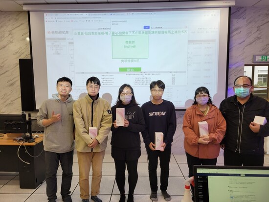 Mr. Ricky Yen Yu-Hsien with Participants Who Received Classroom Activity Prizes – Photo 1(Open new window/jpg file)Image