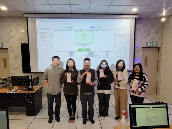 Mr. Ricky Yen Yu-Hsien with Participants Who Received Classroom Activity Prizes – Photo 2(Open new window/jpg file)Image