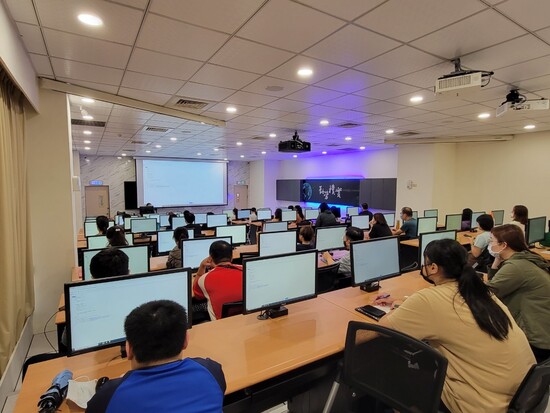 認真聆聽的參與人員二(Open new window/jpg file)Image