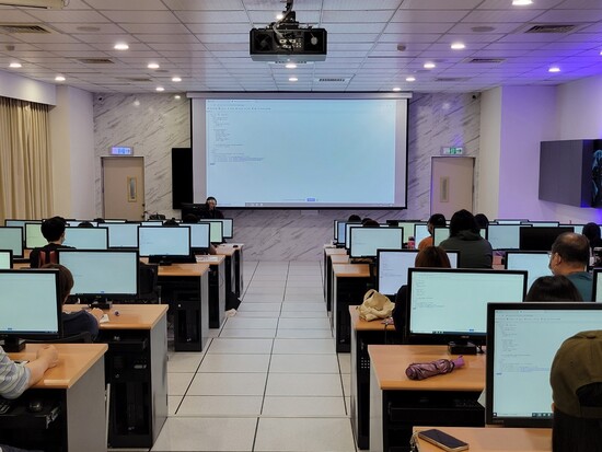 孫鳴遠老師講解課程和參與學員實務操作與練習(Open new window/jpg file)Image