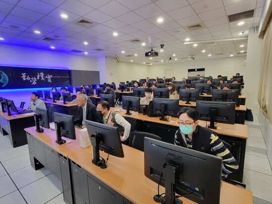 Principal Liu Thu-Hua, Chief Secretary Chou Chin-Wan, and the attentive participants.(Open new window/jpg file)Image