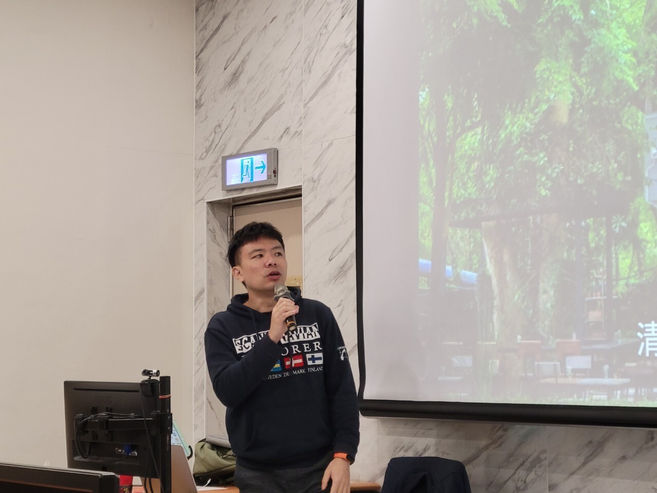 顏毓賢老師進行實務社群經驗教學(Open new window/jpg file)Image