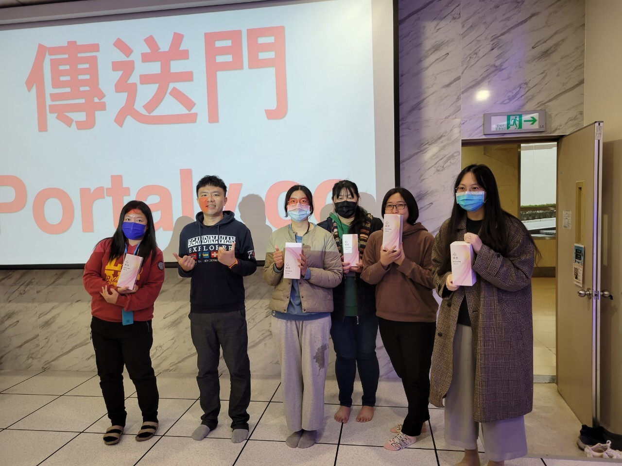 顏毓賢老師與獲得課堂活動獎品之參與學員合照(Open new window/jpg file)Image