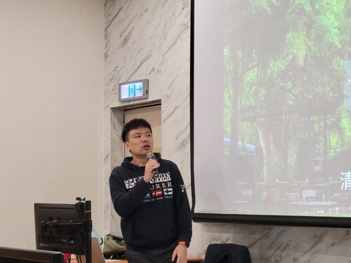 顏毓賢老師conducts practical teaching based on community experience.(Open new window/jpg file)Image