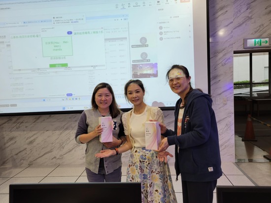 Participants took part in a raffle and award presentation during the class (prizes included Formosa Plastics Group Health Reference Eco-Friendly Shaker Cups).(Open new window/jpg file)Image