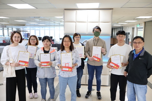 114年度網頁暨社群媒體競賽頒獎典禮，圖資長頒獎給得獎單位的全體合照(另開新視窗/jpg檔)
