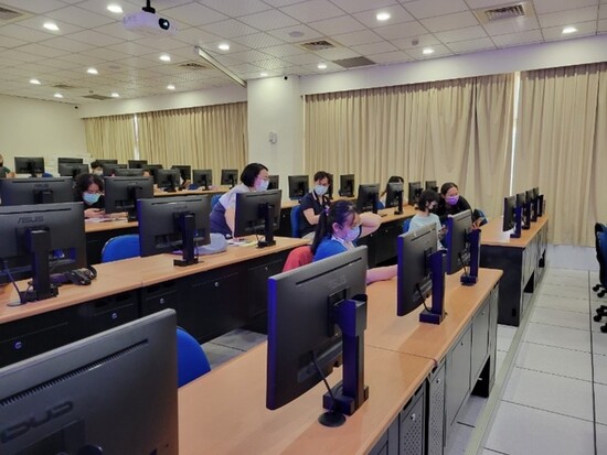 Participants Listening Attentively(Open new window/jpg file)Image