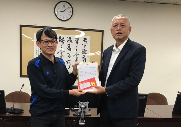 校長頒獎給評審審查第一名的電子工程系