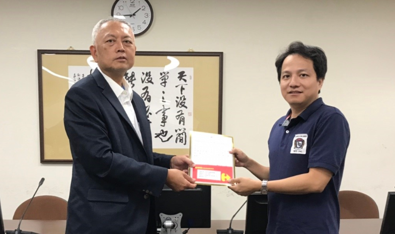 校長頒獎給人氣排行第一名的材料工程系