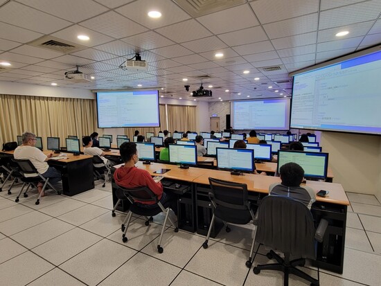 認真聆聽的參與人員二(Open new window/jpg file)Image