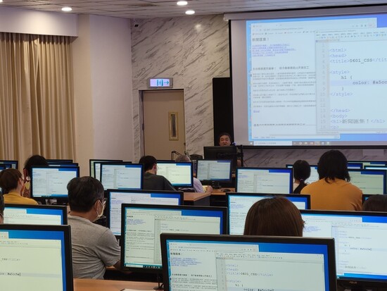 孫鳴遠老師講解「網頁原始碼撰寫」的層級概念(Open new window/jpg file)Image