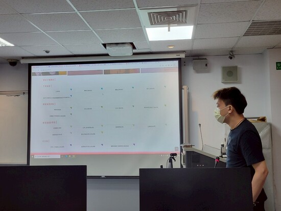 Professor Ricky Yen used the university’s website as an example and explained the key points of keyword placement.(Open new window/jpg file)Image