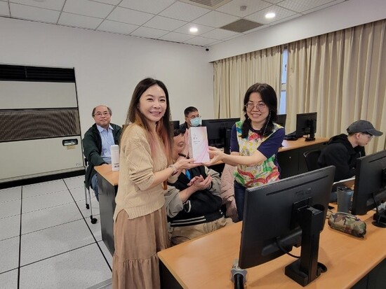 課堂進行參與人員有獎徵答活動及頒獎(另開新視窗/jpg檔)圖片