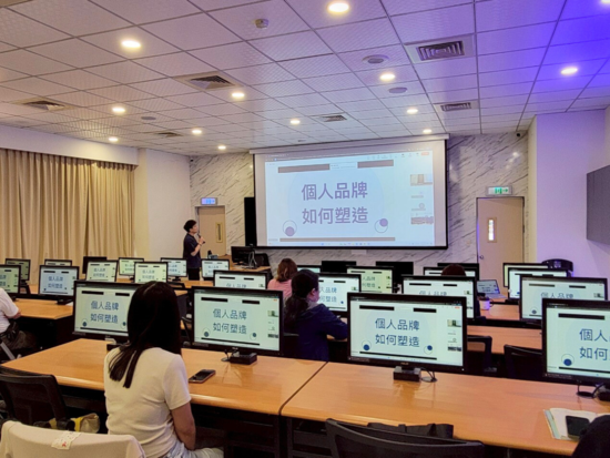 Professor Ricky Yen explained the course content.(Open new window/png file)Image