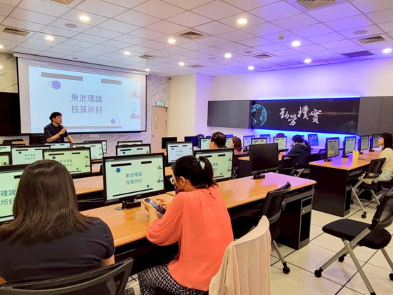 Professor Ricky Yen conducted a step-by-step Q&A session with the participants.(Open new window/png file)Image