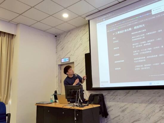 Professor Ricky Yen demonstrated how to create prompts based on brand content to assist in developing social media content.(Open new window/jpg file)Image