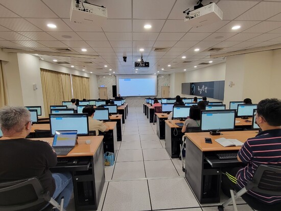 認真聆聽的參與人員二(Open new window/jpg file)Image