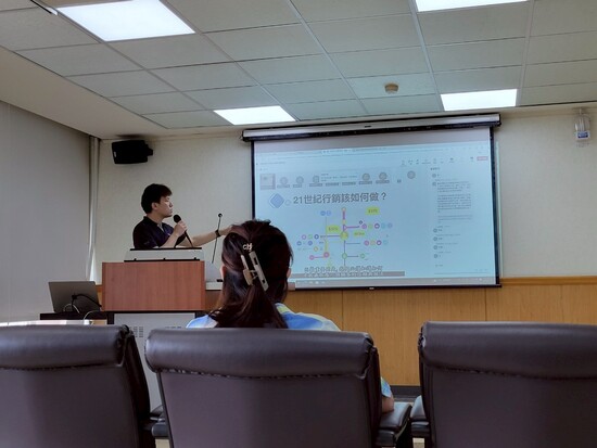 Professor Ricky Yen began explaining the beginner-level course “Self-Media Strategy & Management for Student Recruitment: Point, Line, and Plane Layout.”(Open new window/jpg file)Image