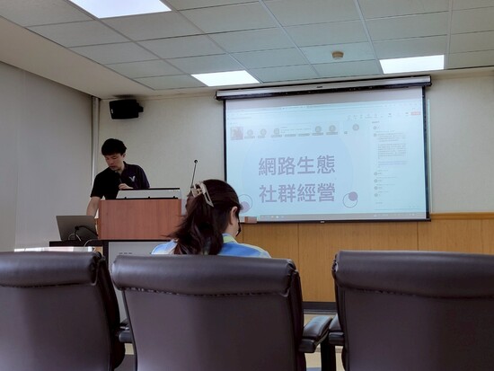 Professor Ricky Yen explained the online ecosystem and social media management strategies.(Open new window/jpg file)Image