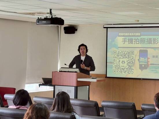 吳鑫老師 began explaining the course “Mobile Photography and Lifestyle Aesthetics: Capturing the Charm of Daily Life and Scenery.”(Open new window/jpg file)Image