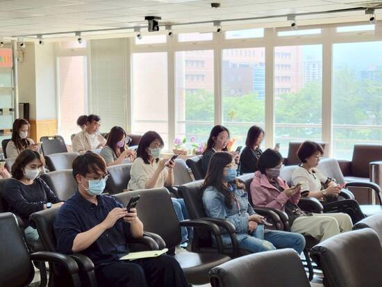 吳鑫老師 explained the course content and asked participants to pick up their phones to practice and follow along.(Open new window/jpg file)Image