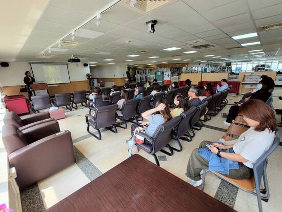 吳鑫老師  conducted a lesson on composition principles and concepts.(Open new window/jpg file)Image