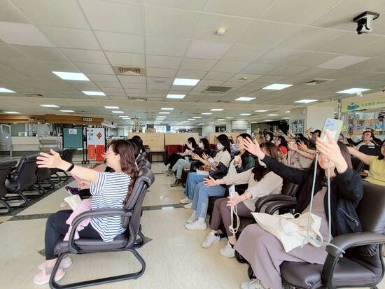 吳鑫老師provided instruction on framing and shooting range techniques.(Open new window/jpg file)Image