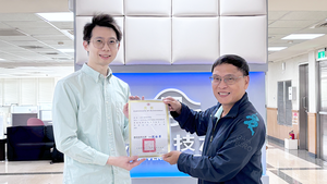 114年度網頁暨社群媒體競賽頒獎典禮，圖資長頒獎給第一名工業工程與管理系(另開新視窗/png檔)圖片