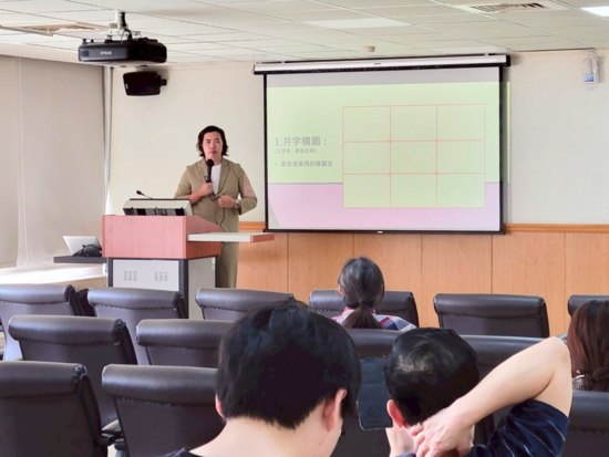 吳鑫老師 began explaining the course “Capturing Event Records: Mobile Photography for Meetings and On-site Activities.”(Open new window/png file)Image