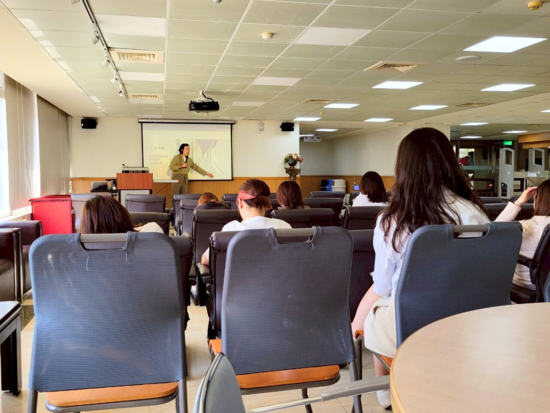 吳鑫老師 explained the course content.(Open new window/png file)Image