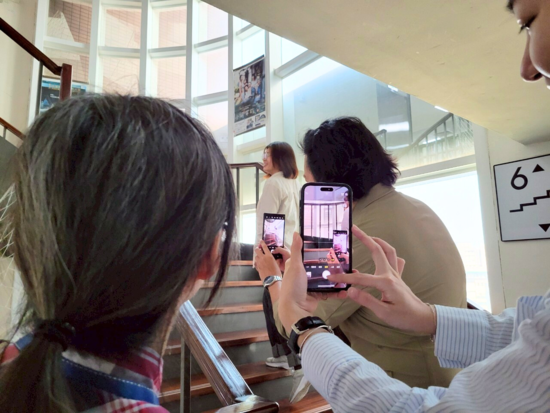 吳鑫老師 guided the participants in on-site instruction, explaining the best positions to stand for effective composition during photography.(Open new window/png file)Image