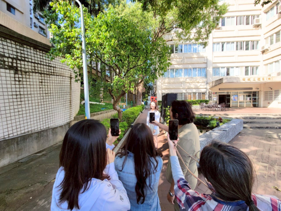 吳鑫老師 guided participants on how to apply composition techniques, combining scenery and model positioning for photography instruction.(Open new window/png file)Image