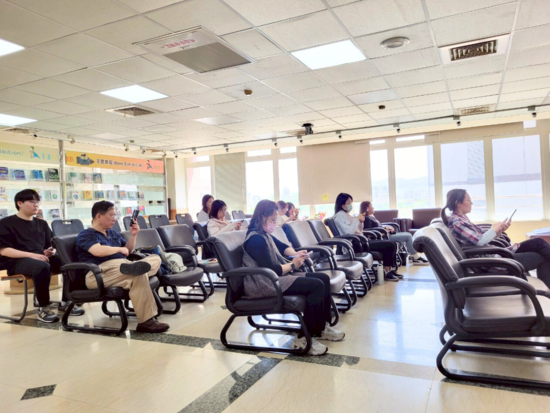 ChatGPT 說：  Participants listened attentively to the instruction and practiced using the photography interface hands-on.(Open new window/png file)Image